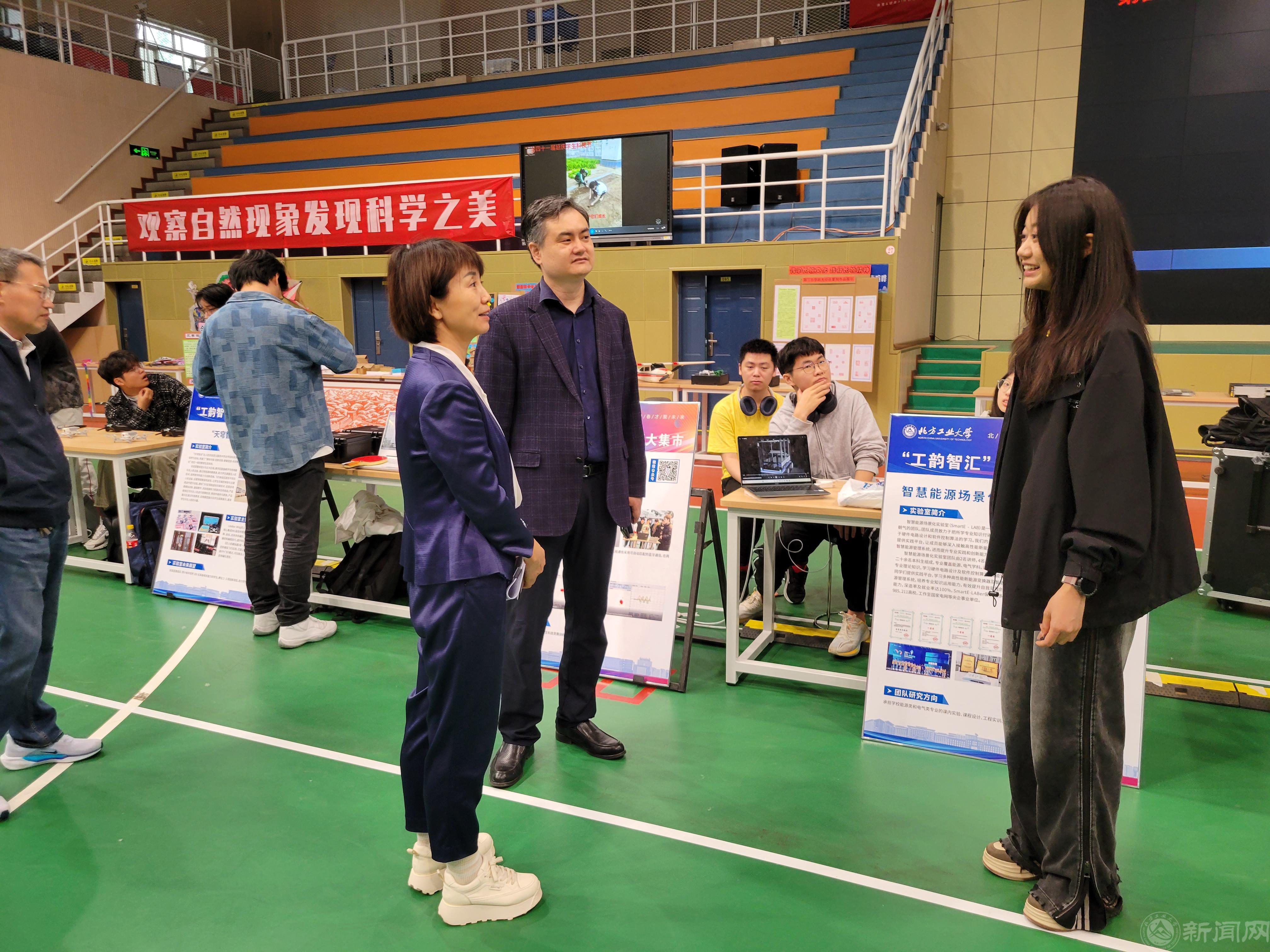 延庆区委教育工委书记张树清参观展览并勉励擦边短剧
科创团队学生.jpg